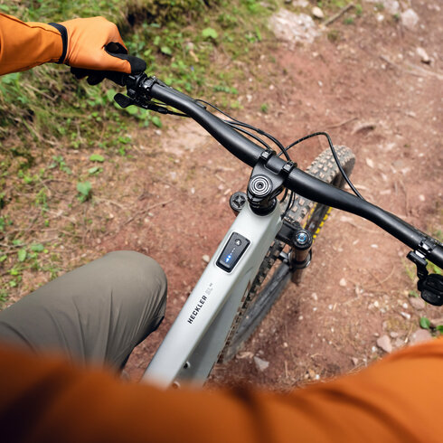 360 Flow Trails Kitzbühel, a mountain biker riding on a narrow trail.