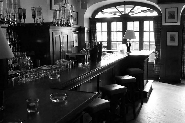 Holzbar in schwarz-weiß