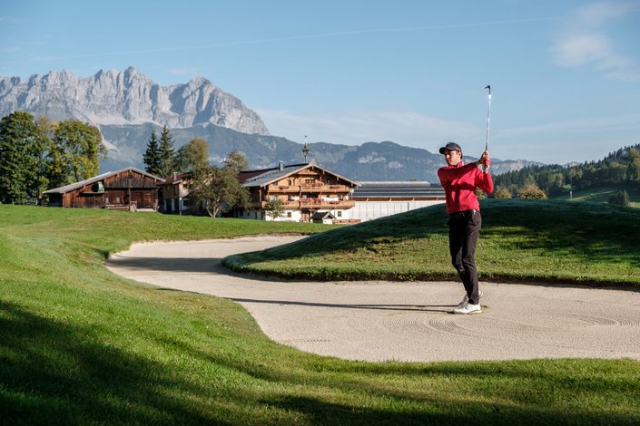 Mann beim Golfspielen am Golfplatz Kitzbühel-Schwarzsee-Reith