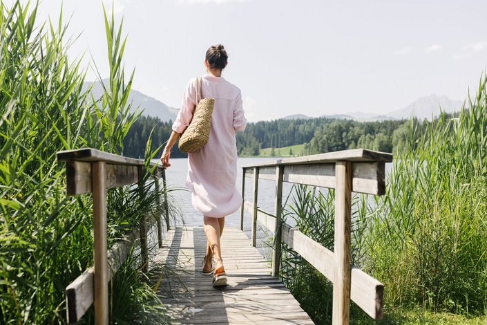 Frau am Steg am Schwarzsee