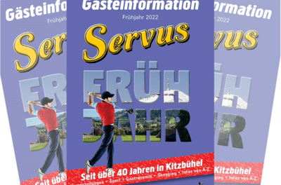 Servus Gästeinformation Eine Broschüre mit dem Titel "Servus" für Gästeinformationen im Frühjahr 2022. Sie zeigt einen Golfer im Aktion und hebt Aktivitäten in Kitzbühel hervor.