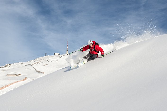 Mann beim Freeriden am Kitzbüheler Horn