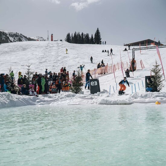 Winter Ski Watersliding Berg mit Zusehern