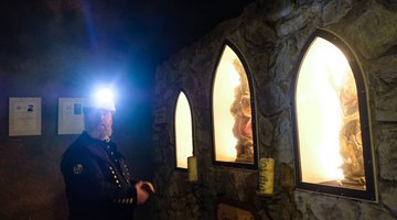 Heiligenfiguren im Bergwerk 