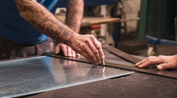 Ein Mann beim Arbeiten am Glas in einer Glaserei