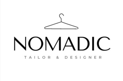 Logo mit Kleiderbügel-Symbol und dem Schriftzug NOMADIC TAILOR & DESIGNER in Schwarz auf weißem Grund.