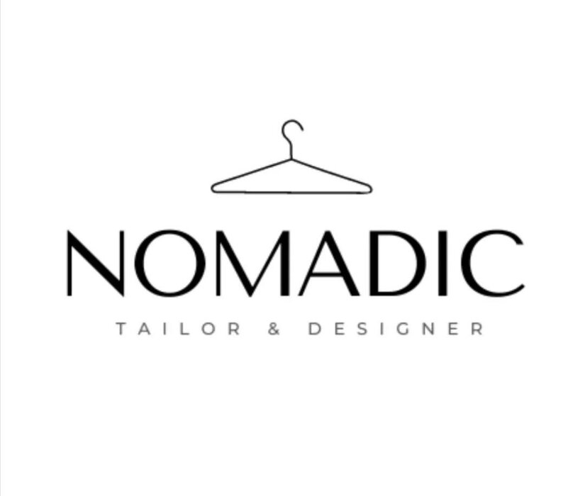 Logo mit Kleiderbügel-Symbol und dem Schriftzug NOMADIC TAILOR & DESIGNER in Schwarz auf weißem Grund.