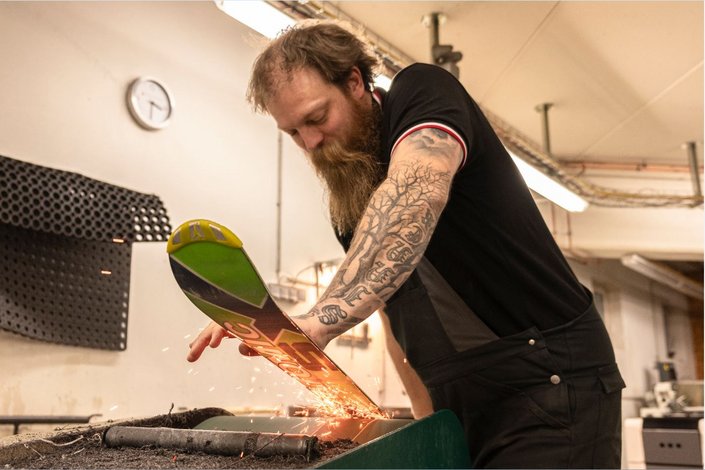 Mann präpariert Ski