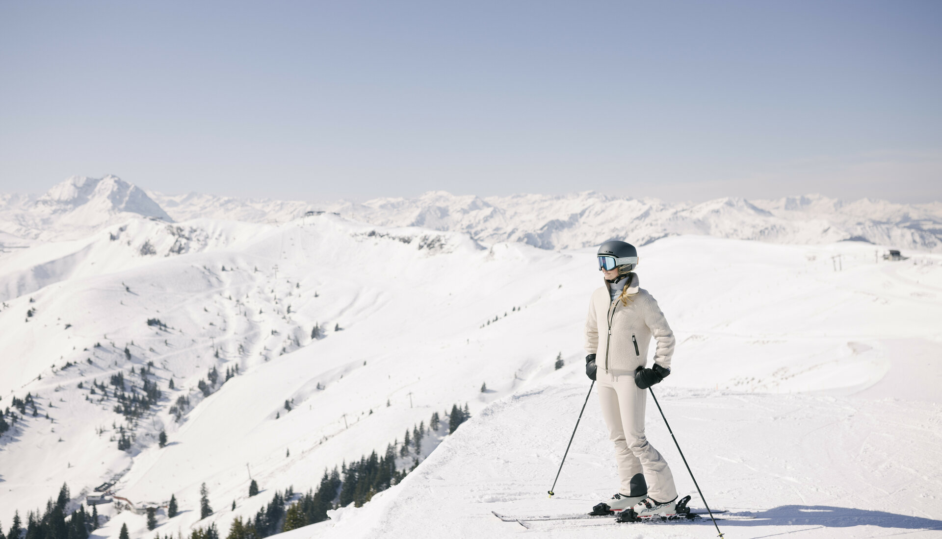 Skifahrenin steht auf einer Piste in Kitzbühel 