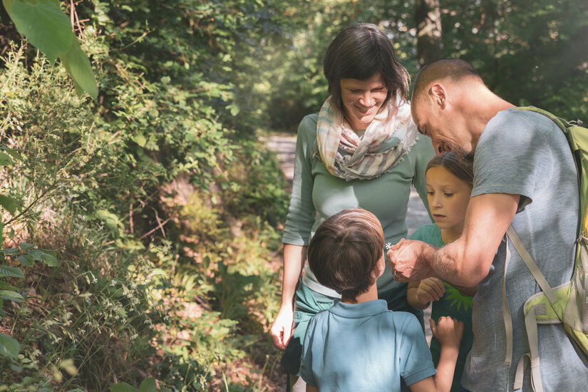 Spielend Wandern Weg mit einer Familie