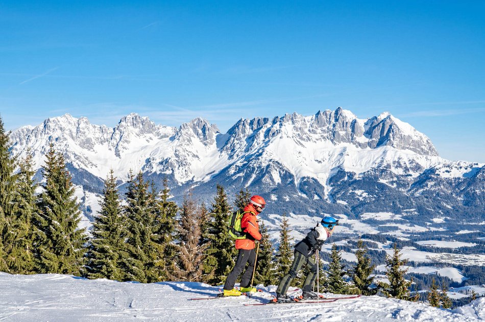 Skifahrer genießen Ausblick