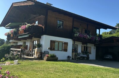Appartement Aschbach Die Wohnungen befinden sich im Erdgeschoss (App Streifblick - 102 qm) wie im Tiefparterre (App Aschbach 45 qm) unseres Hauses und sind umgeben vom Garten und Terrassen