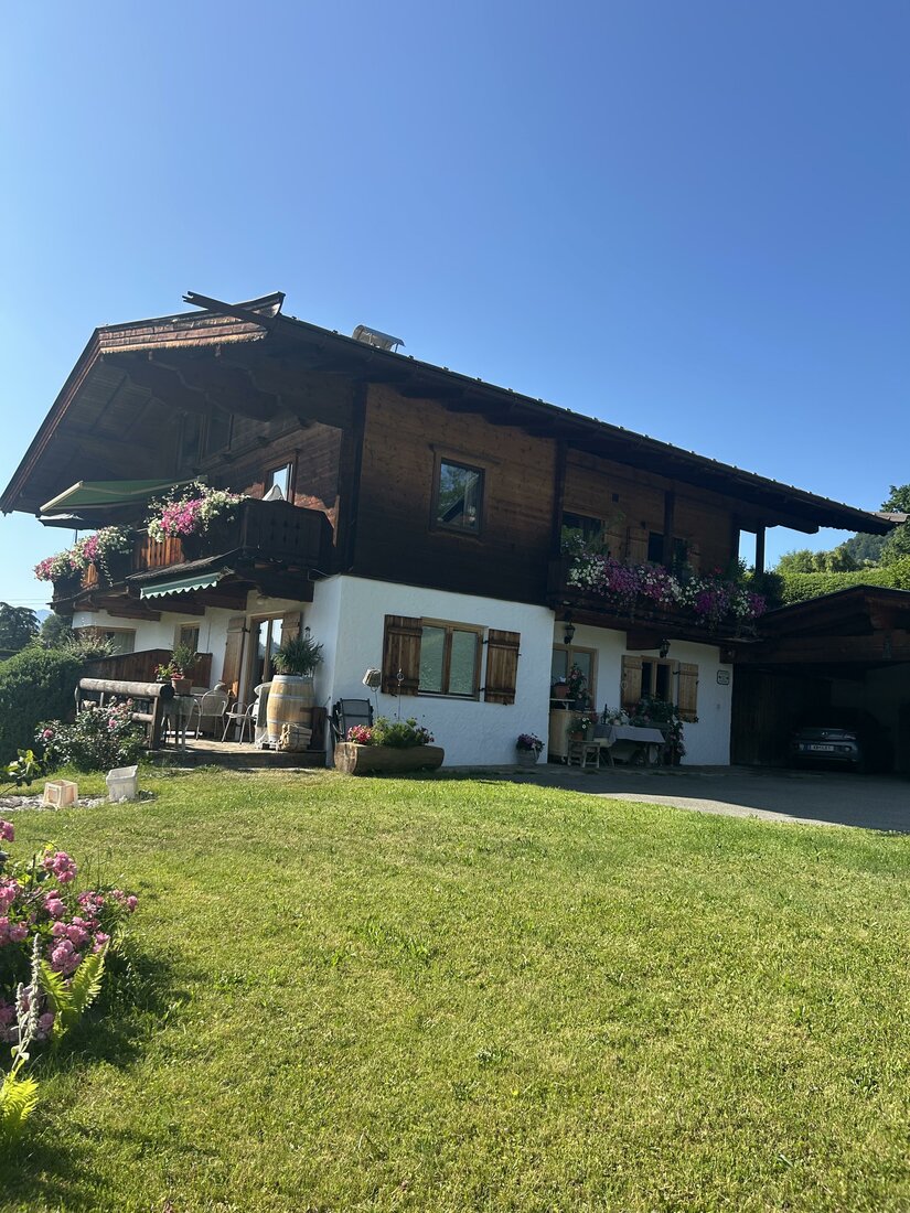 Appartement Aschbach Die Wohnungen befinden sich im Erdgeschoss (App Streifblick - 102 qm) wie im Tiefparterre (App Aschbach 45 qm) unseres Hauses und sind umgeben vom Garten und Terrassen