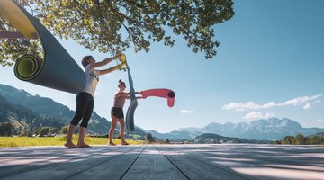 Frauen mit Sportmatte