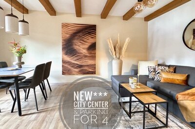 JPEG-Bild-461A-971D-E5-0 Large Ein modernes Wohnzimmer mit gemütlicher Couch und Holzdetails. Der Raum ist hell und einladend, ideal für Stadtbesucher.