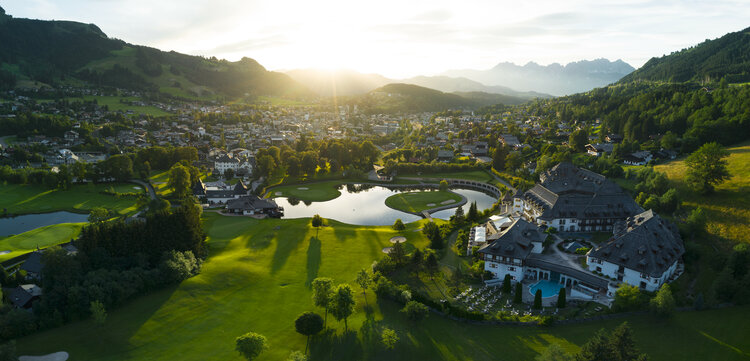 Blick auf Kitzbühel im Grünen mit Sonnenschein
