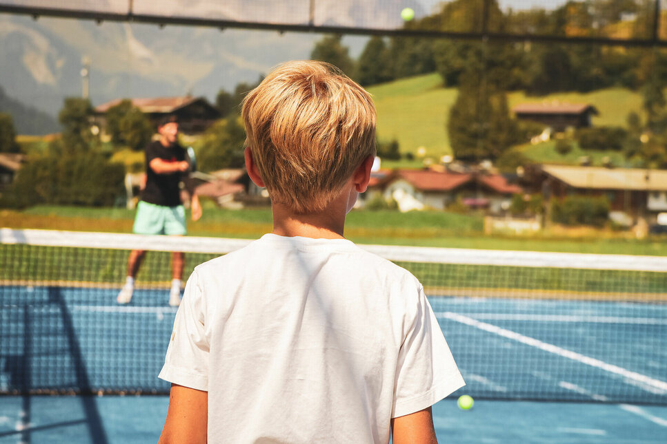 A family plays padel tennis in Kitzbühel on the Reither Wiese