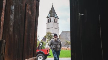 Sigi and a church