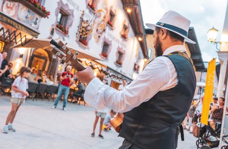[Translate to EN:] Mann spielt mit Gitarre