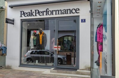 Peak Performance Store Außenansicht eines Peak Performance Sportgeschäfts mit Schaufensterpuppen in Outdoor-Bekleidung.
