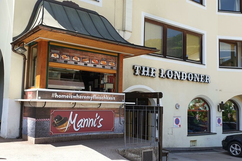 Manni's Imbiss Außenansicht von Manni's Imbissstand neben dem Lokal The Londoner.