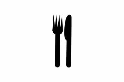 Symbol Gastronomie Schwarzes Piktogramm von Gabel und Messer auf weißem Hintergrund.
