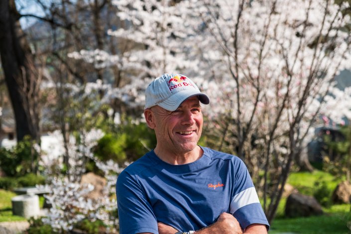 Axel in front of flowers