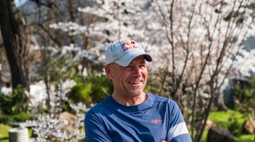 Axel in front of flowers