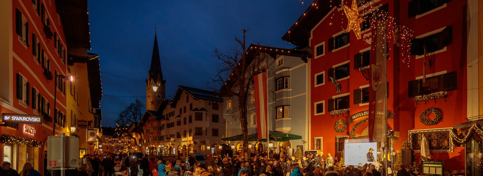 Vorderstadt Kitzbühel Weihnachtsbeleuchtung Menschen beim Event draussen