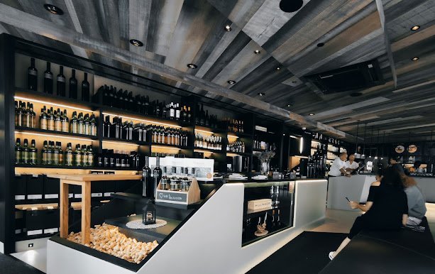 Leo Hillinger Wineshop & Bar