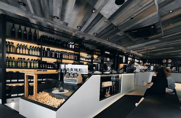 Leo Hillinger Wineshop & Bar