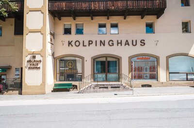 Kolpinghaus Ein Gebäude mit der Aufschrift "Kolpinghaus" an der Fassade. Es befindet sich in einer ruhigen Umgebung mit Fenster und Eingangstreppe.