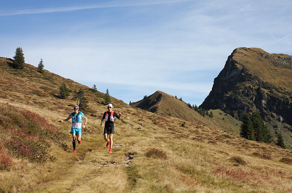 Trailrunner in herbstlicher Berglandschaft