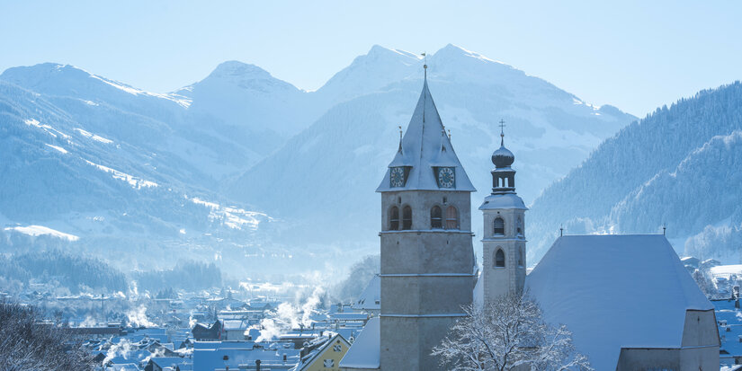 Winterurlaub in Kitzbühel - verschneite Innenstadt