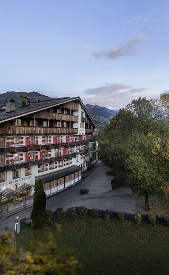 Hotel Goldener Greif Aussenansicht Herbst