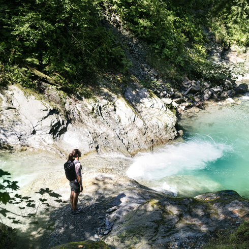 Wandern zum Sintersbacher Wasserfall im Sommer