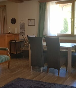 Wohnzimmer mit Esstisch
