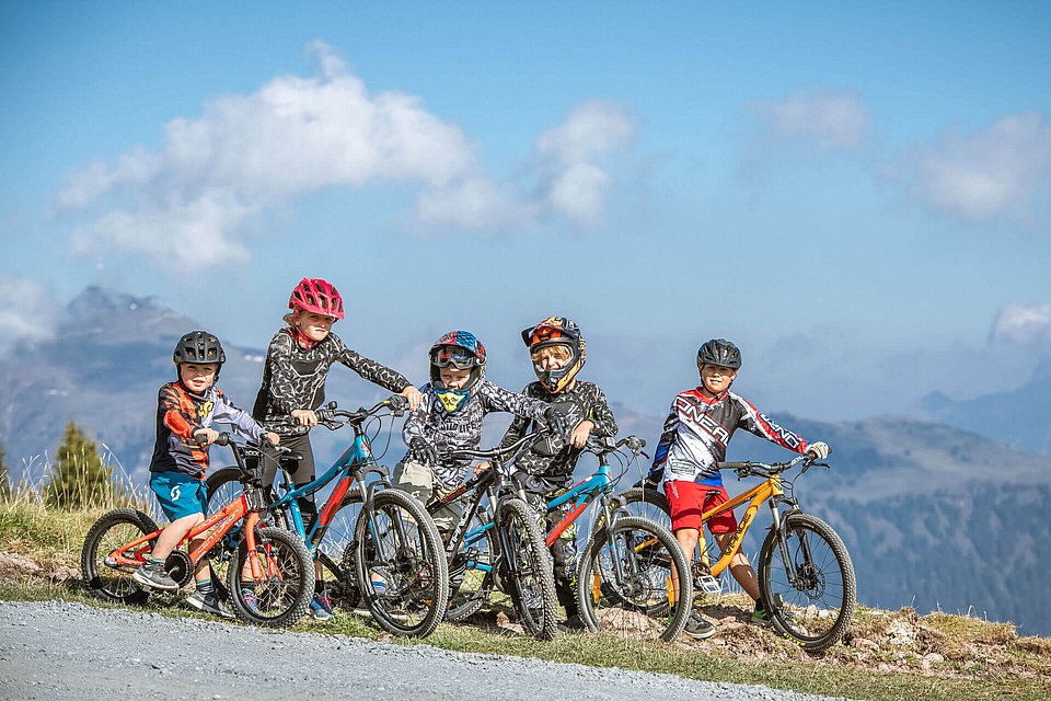 Kinder auf Mountainbikes