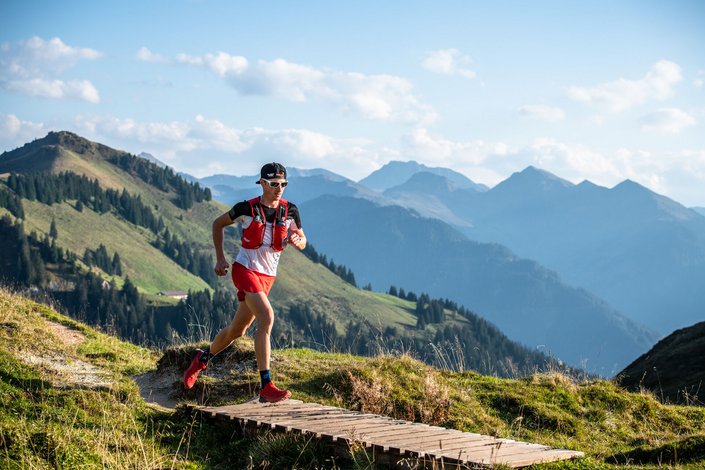 Trailrunner on wooden walkway