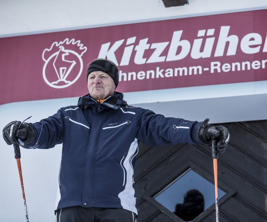 Skifahrer vor Banner Hahnenkammrennen