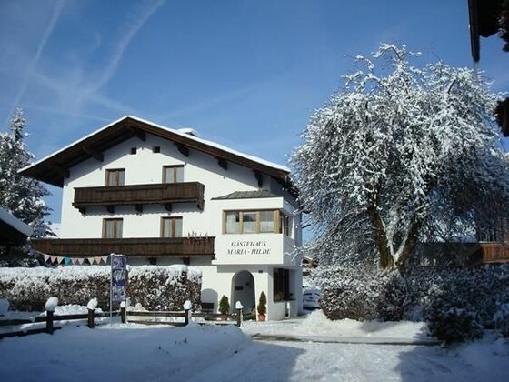 Winteransicht Gästehaus Maria-Hilde Vorderansicht des schneebedeckten Gästehauses Maria-Hilde unter blauem Himmel.