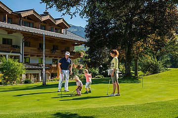 Familie beim Golfen