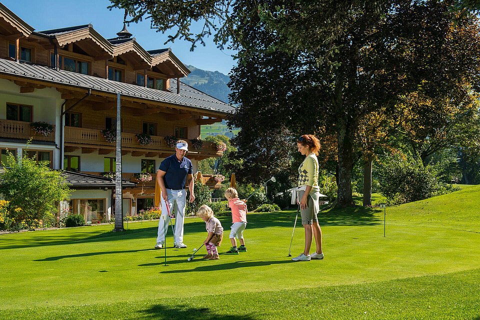 Familie beim Golfen
