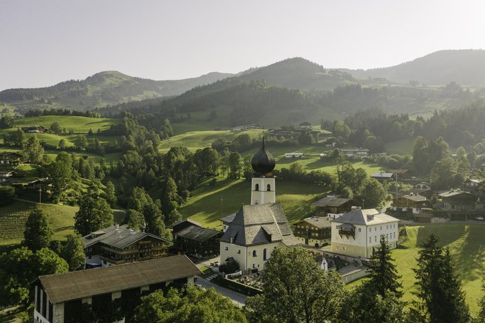 Landschaft Ferienorte Aurach Sommer Dorf Kirche Panorama