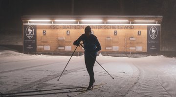 Toni beim Langlaufen im Dunkeln