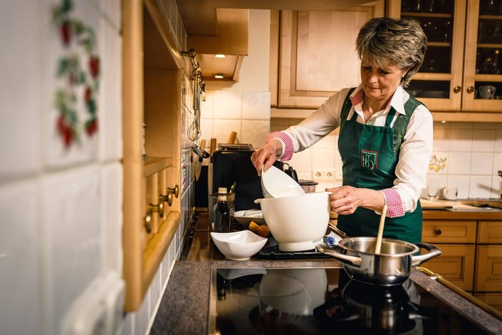 Bäurinn Anna beim Kochen