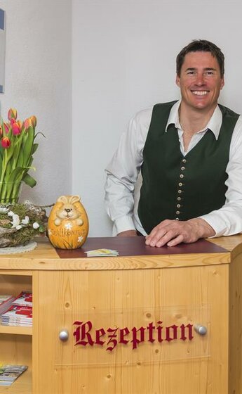 Pension_Ederhof_Jochberg_Josef an der Rezeption