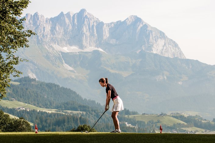 Eine junge Dame spielt Golf