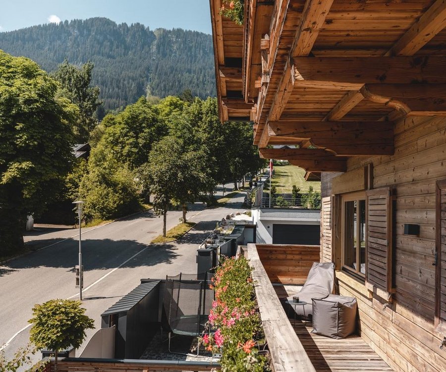 Terrasse mit Aussicht im Sommer Berge