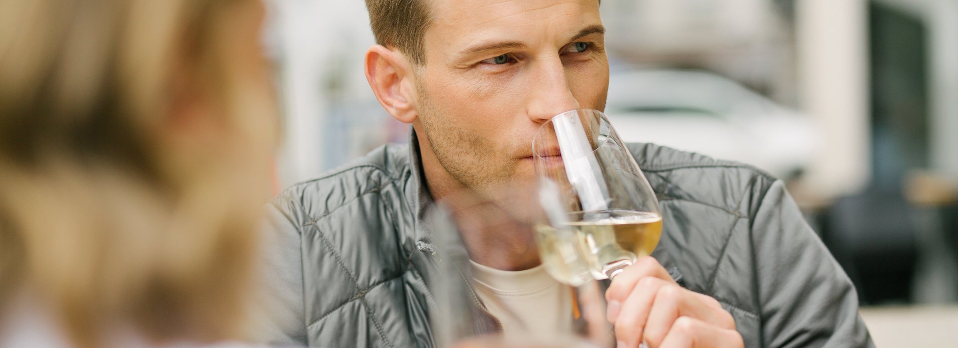 Mann genießt ein Glas Wein